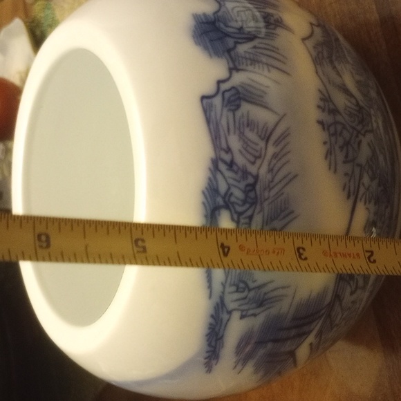 Vintage Asian Porcelain Lidded Pot - Picture 9 of 9
